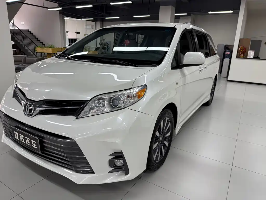 Toyota Sienna 2017 — фото 1