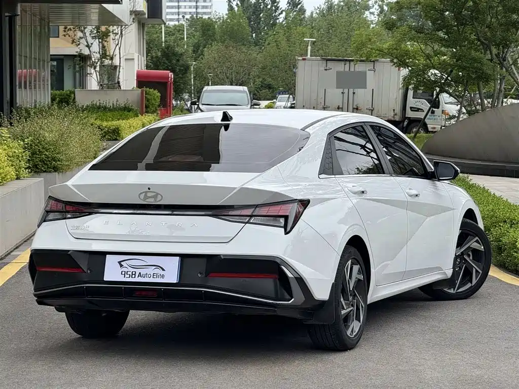 Hyundai Elantra 2023 — фото 11