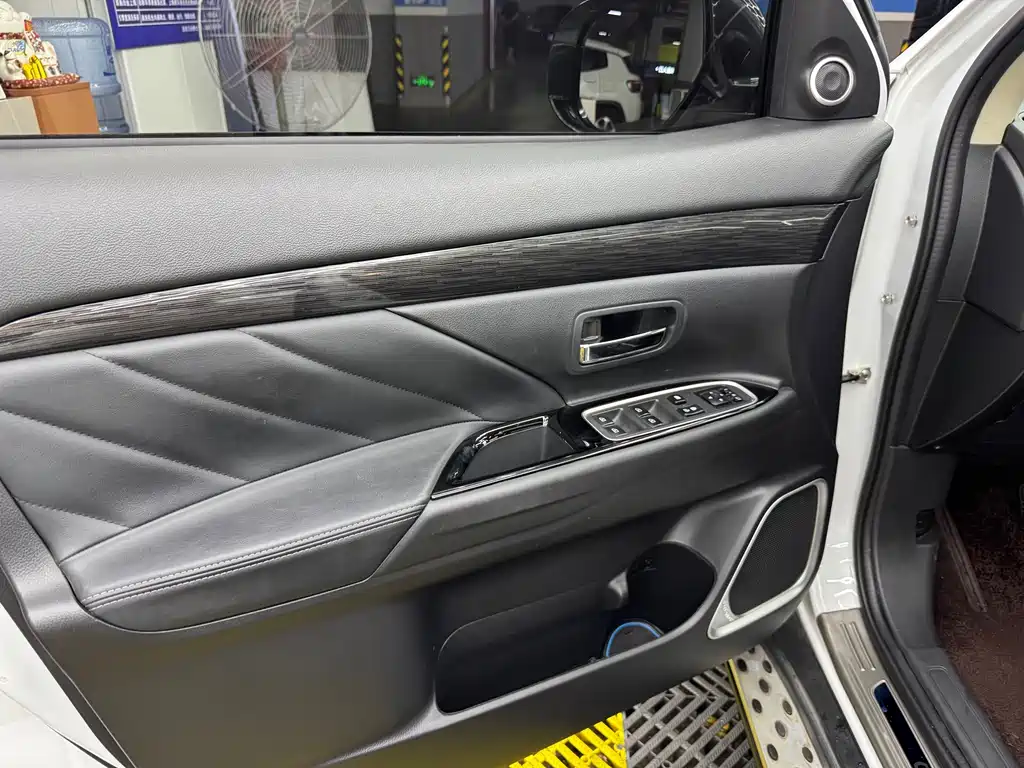 Mitsubishi Outlander 2019 — фото 11