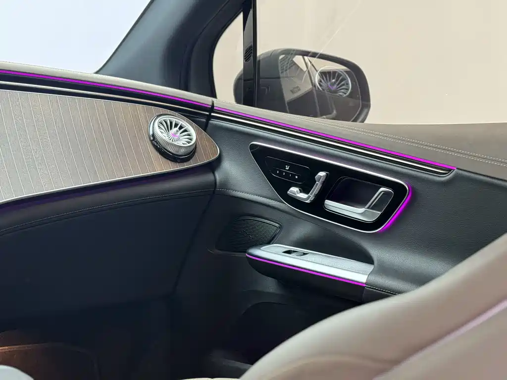 Mercedes-Benz EQE SUV 2024 — фото 16