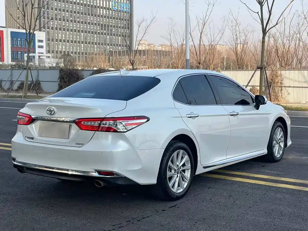 Toyota Camry 2023 — фото 7