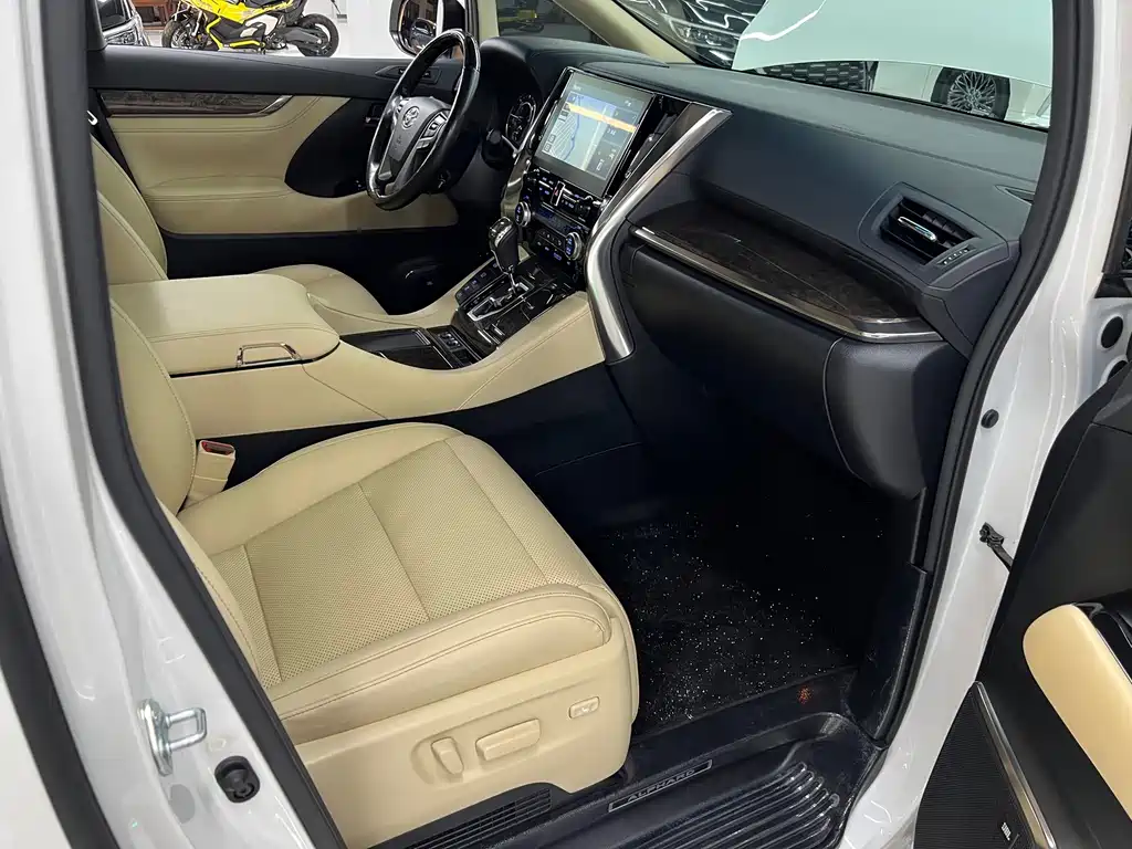 Toyota Alphard 2020 — фото 26