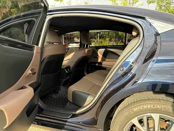 Lexus ES 2023