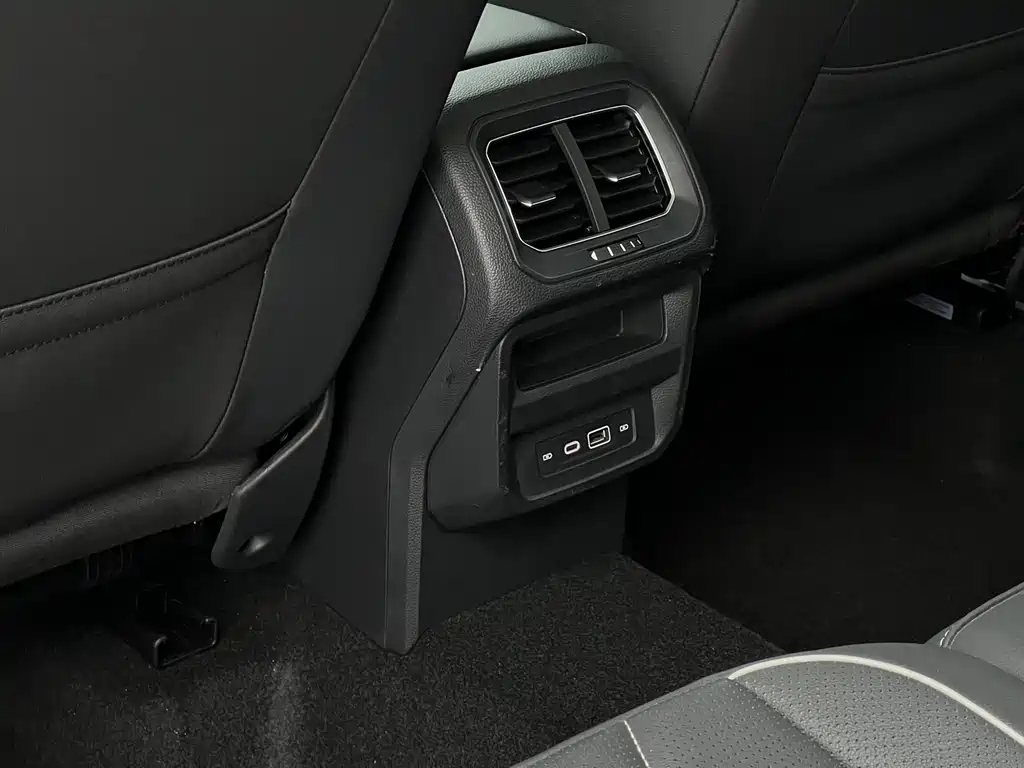Volkswagen Tiguan L 2023 — фото 12
