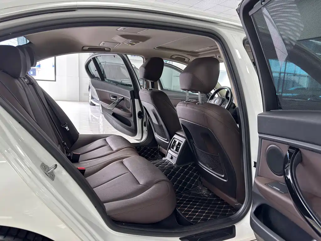 BMW 3 Series 2019 — фото 11