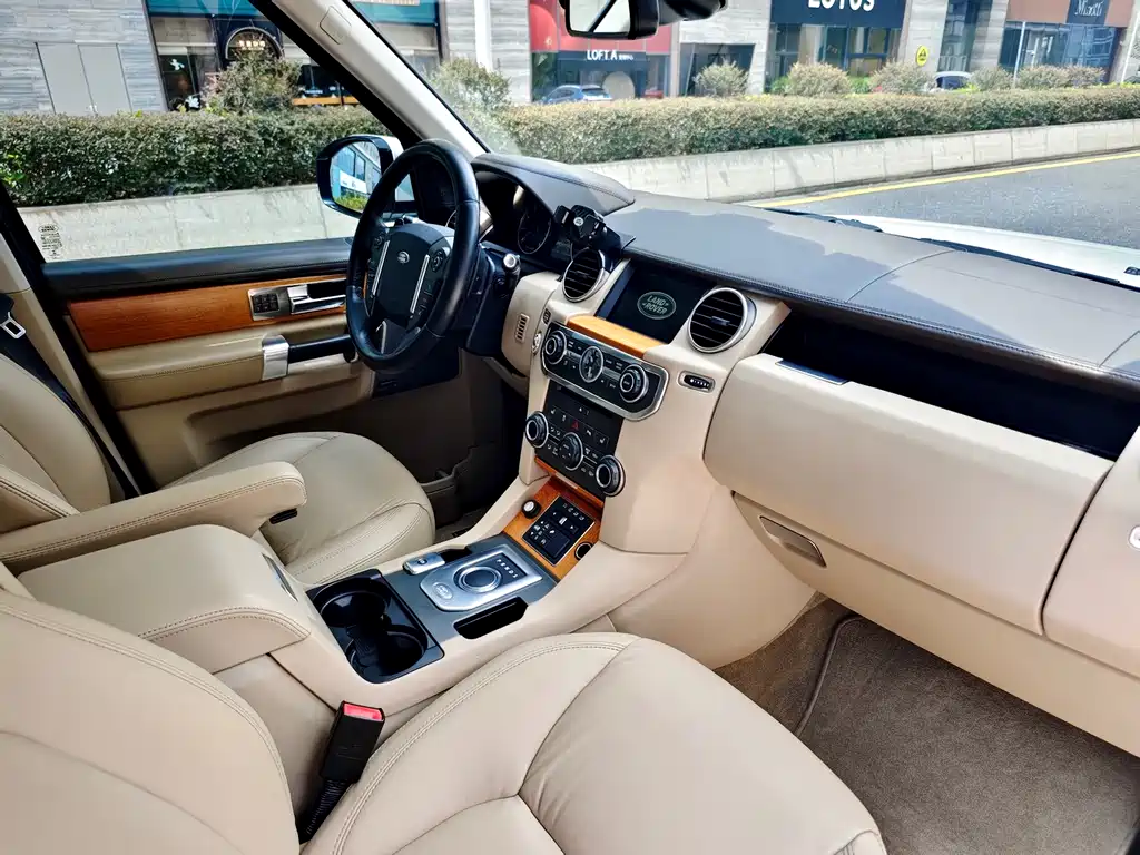 Land Rover Discovery 2014 — фото 11