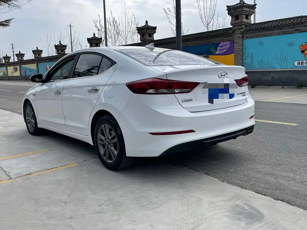 Hyundai Elantra 2017 — фото 11