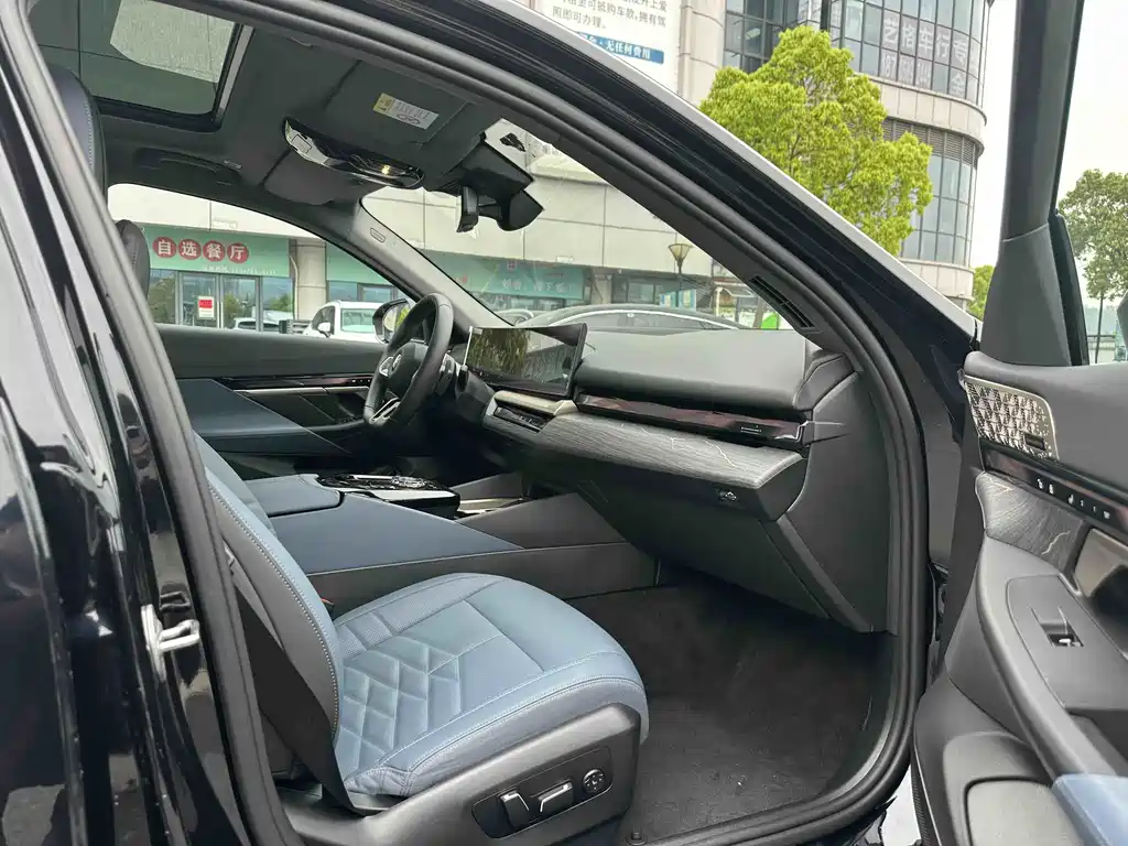 BMW 5 Series 2025 — фото 10