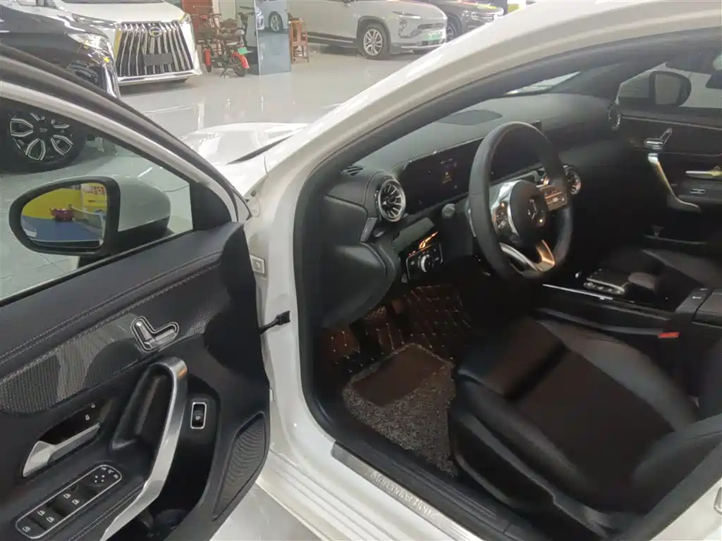 Mercedes-Benz A-Class 2022 — фото 12