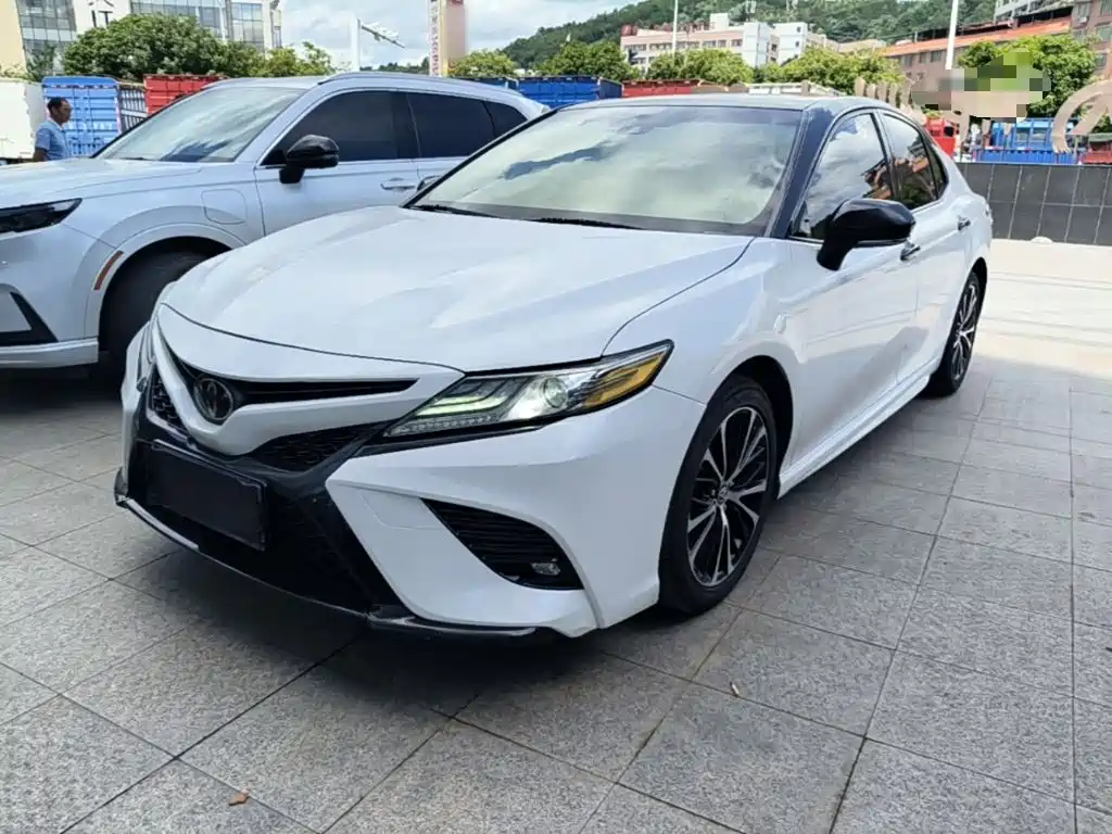 Toyota Camry 2018 — фото 1