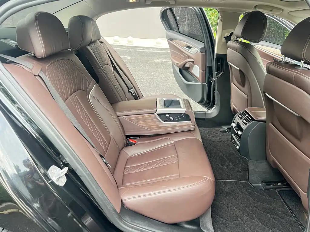 BMW 5 Series 2019 — фото 16