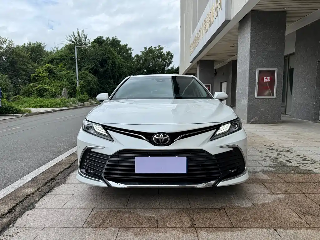 Toyota Camry 2023 — фото 2