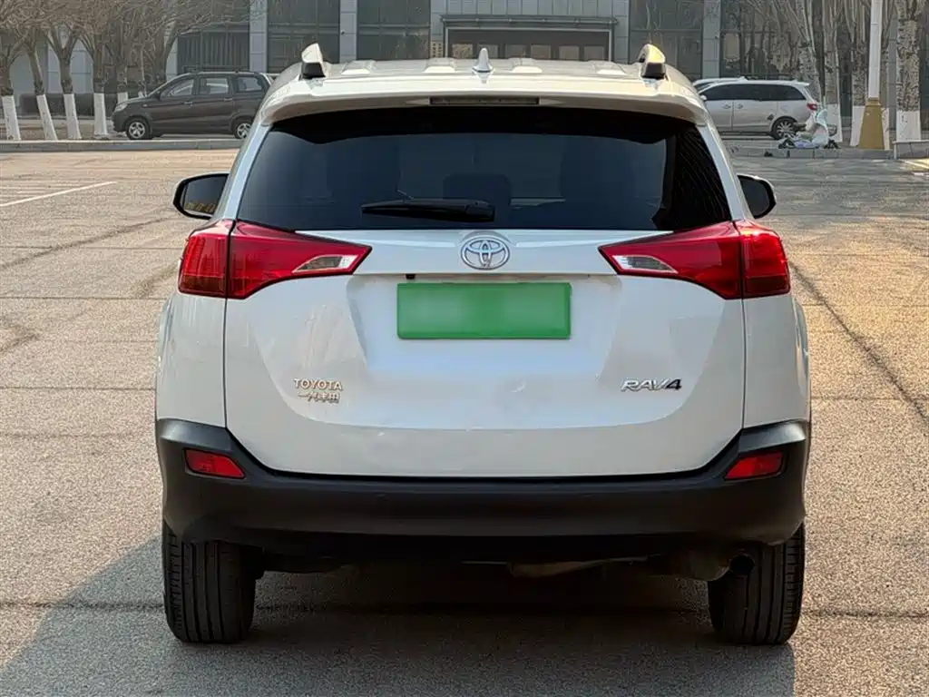 Toyota RAV4 2016 — фото 10