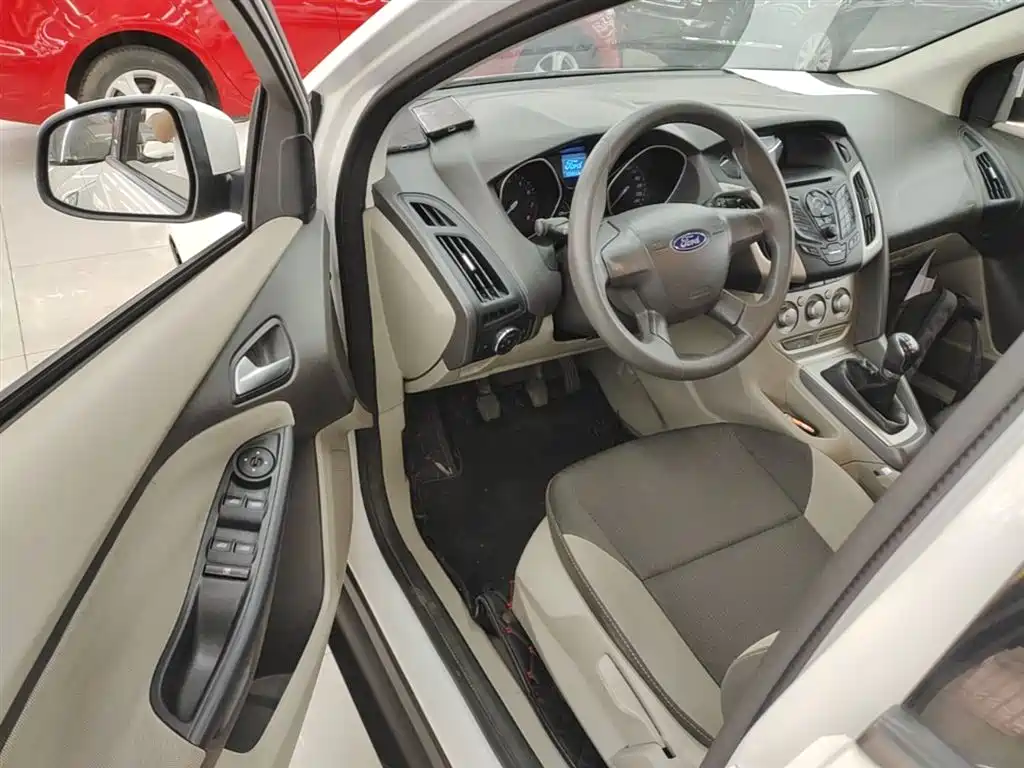 Ford Focus 2014 — фото 16
