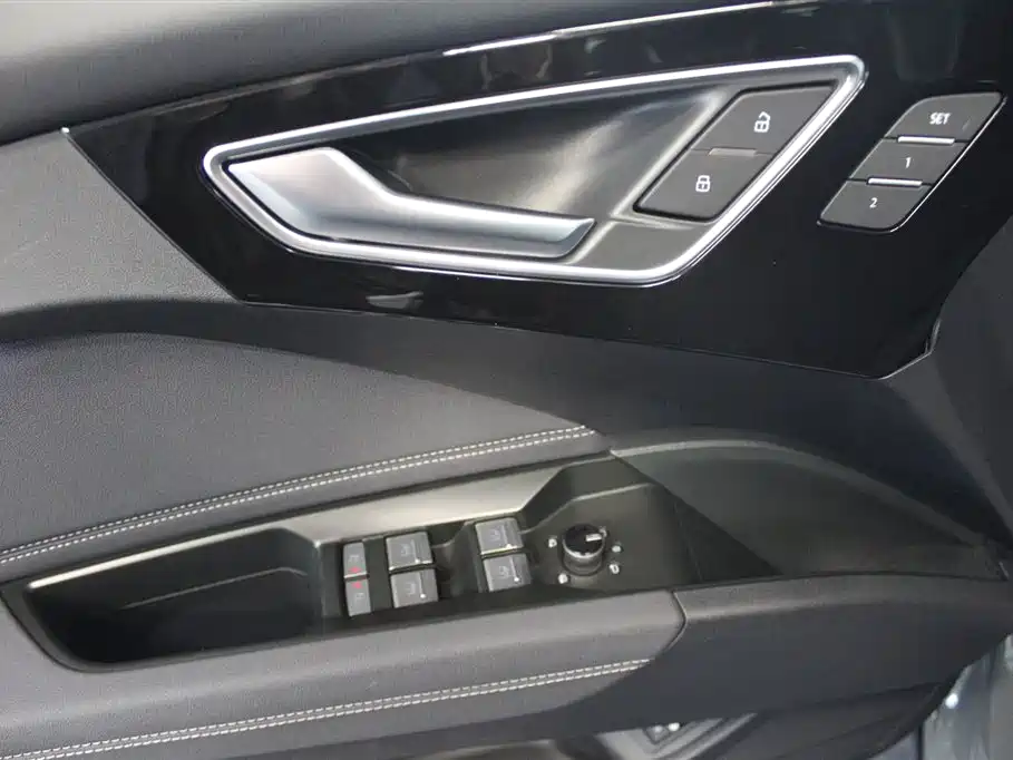 Audi Q4 e-tron 2023 — фото 7