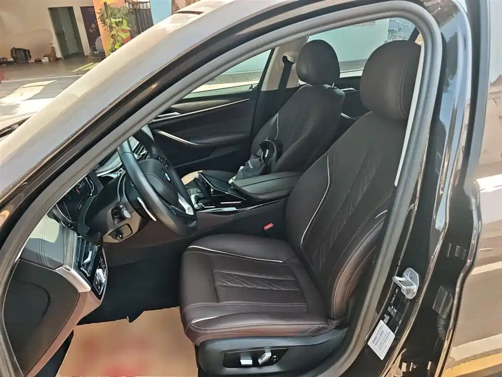 BMW 5 Series 2018 — фото 11