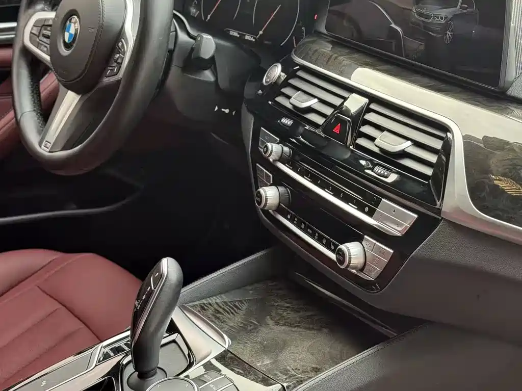 BMW 5 Series 2019 — фото 16