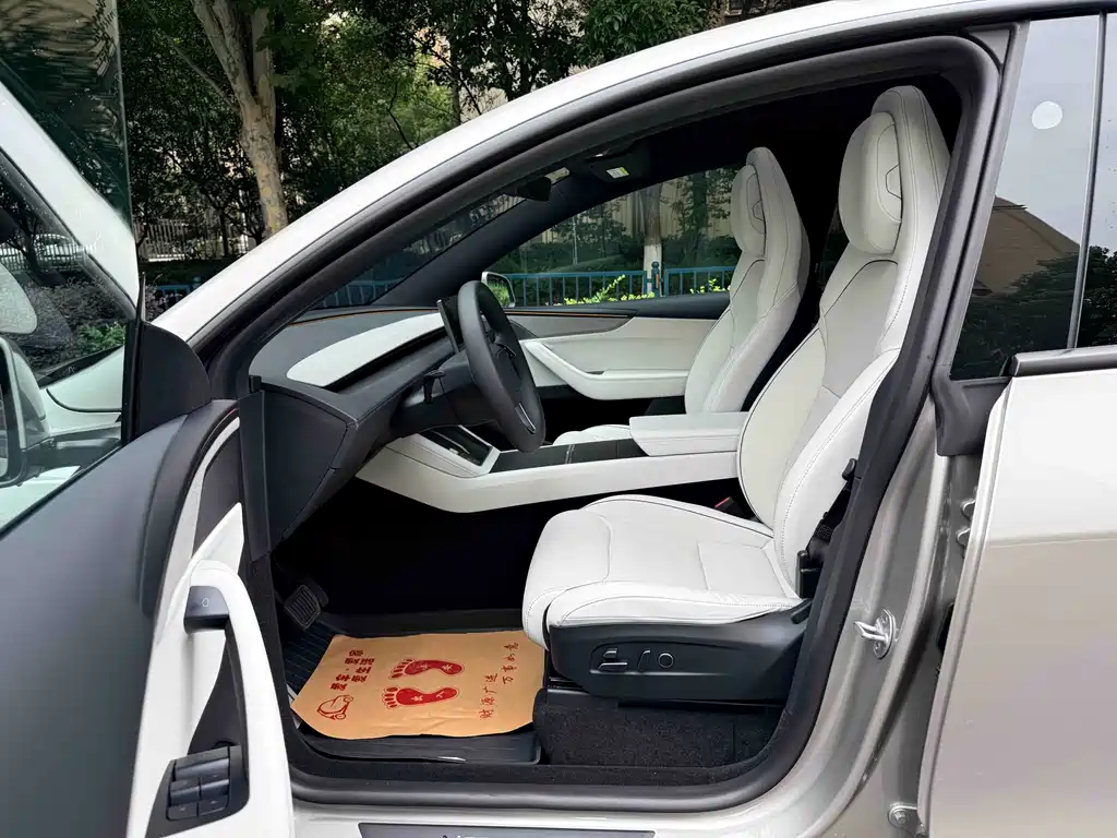 Tesla Model Y L 2026