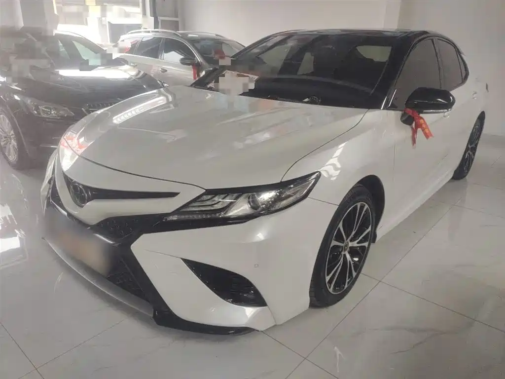 Toyota Camry 2018 — фото 2