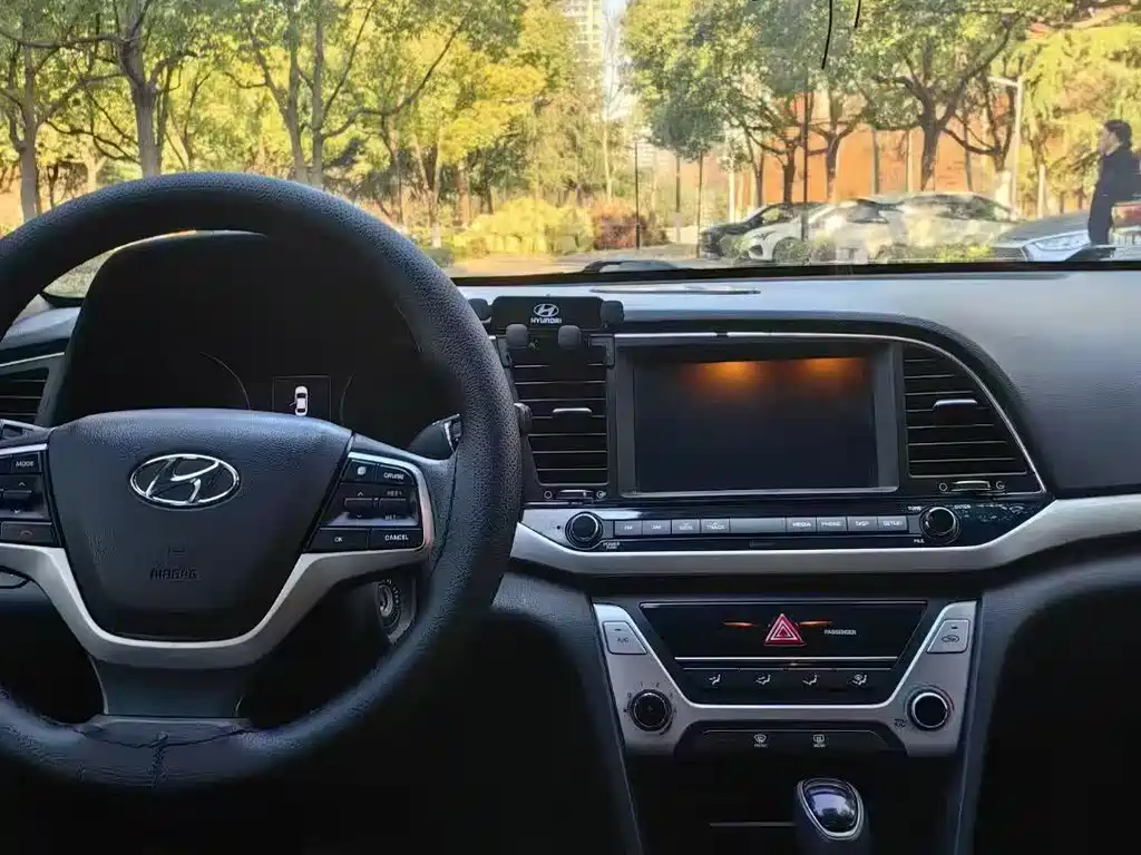 Hyundai Elantra 2017 — фото 6