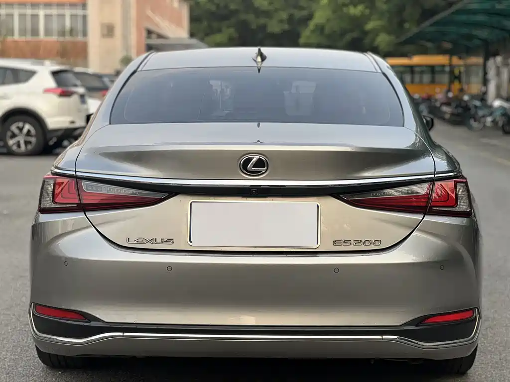 Lexus ES 2018 — фото 16
