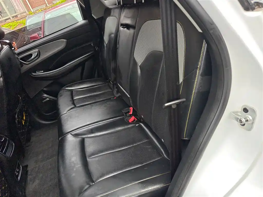 Roewe RX5 New Energy 2021 — фото 17