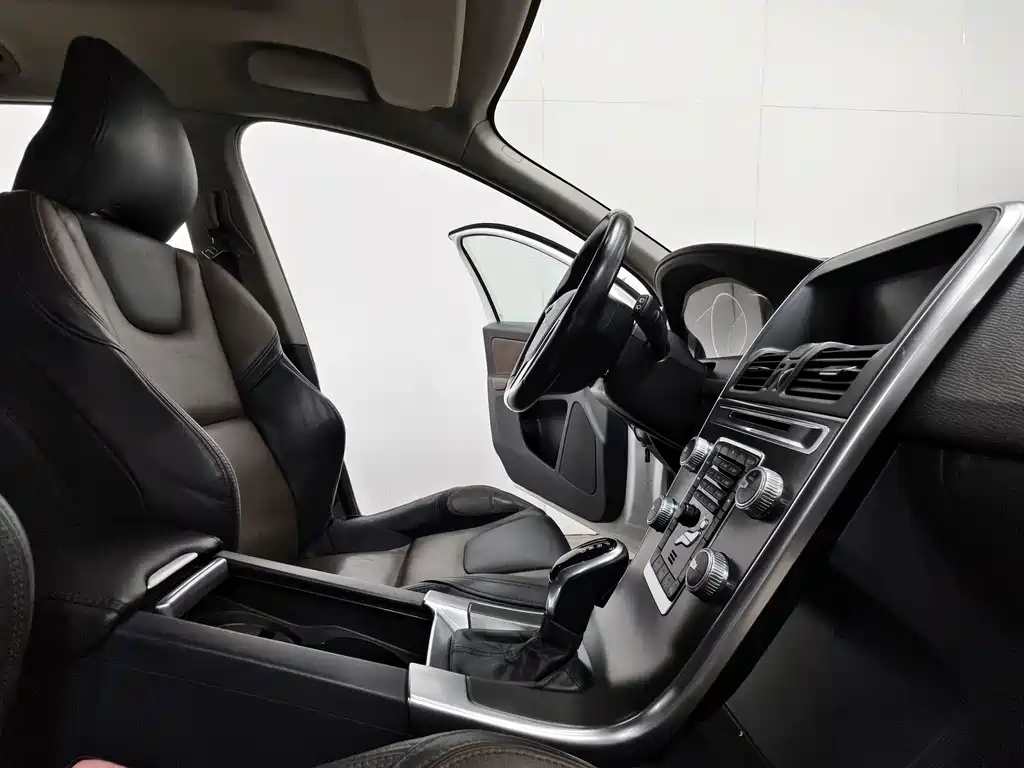 Volvo XC60 2015 — фото 15