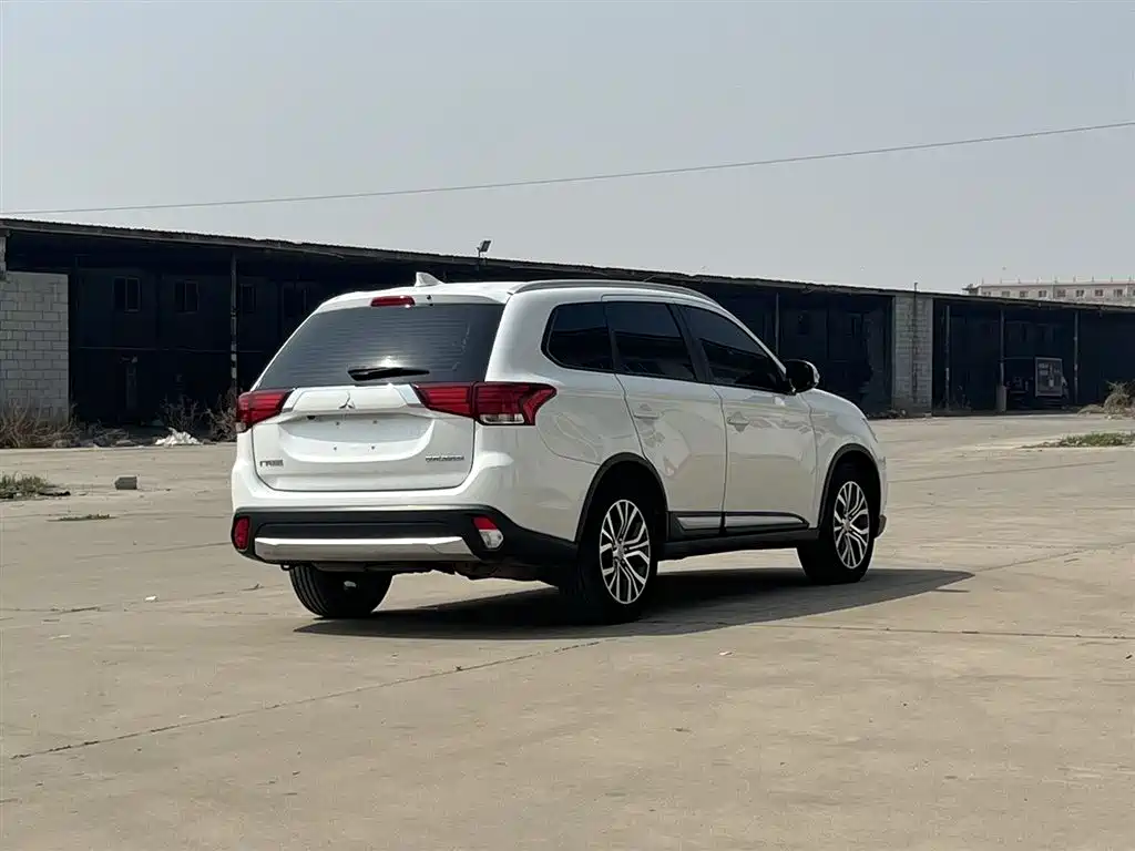 Mitsubishi Outlander 2019 — фото 4