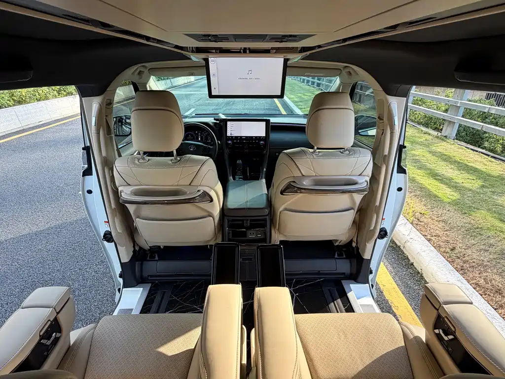 Toyota Alphard 2024 — фото 9