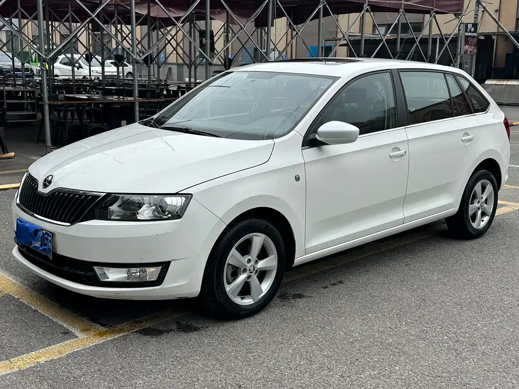 Skoda Rapid Spaceback 2015 — фото 8