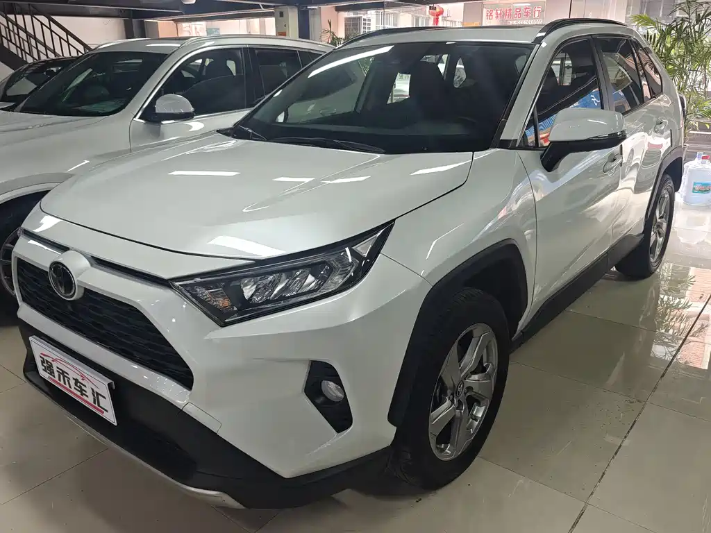Toyota RAV4 2023 — фото 1