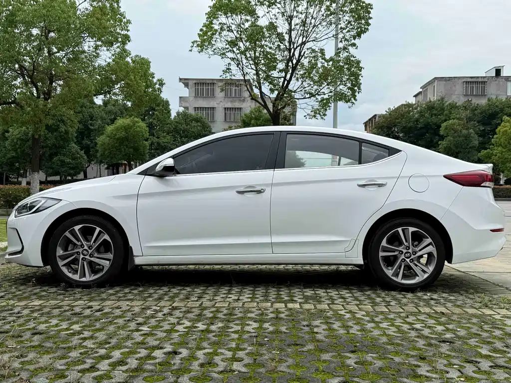 Hyundai Elantra 2019 — фото 4