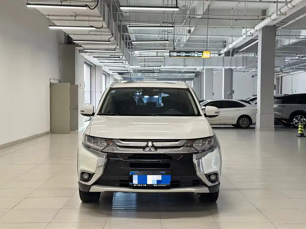 Mitsubishi Outlander 2017 — фото 2