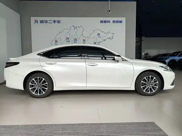 Lexus ES 2026