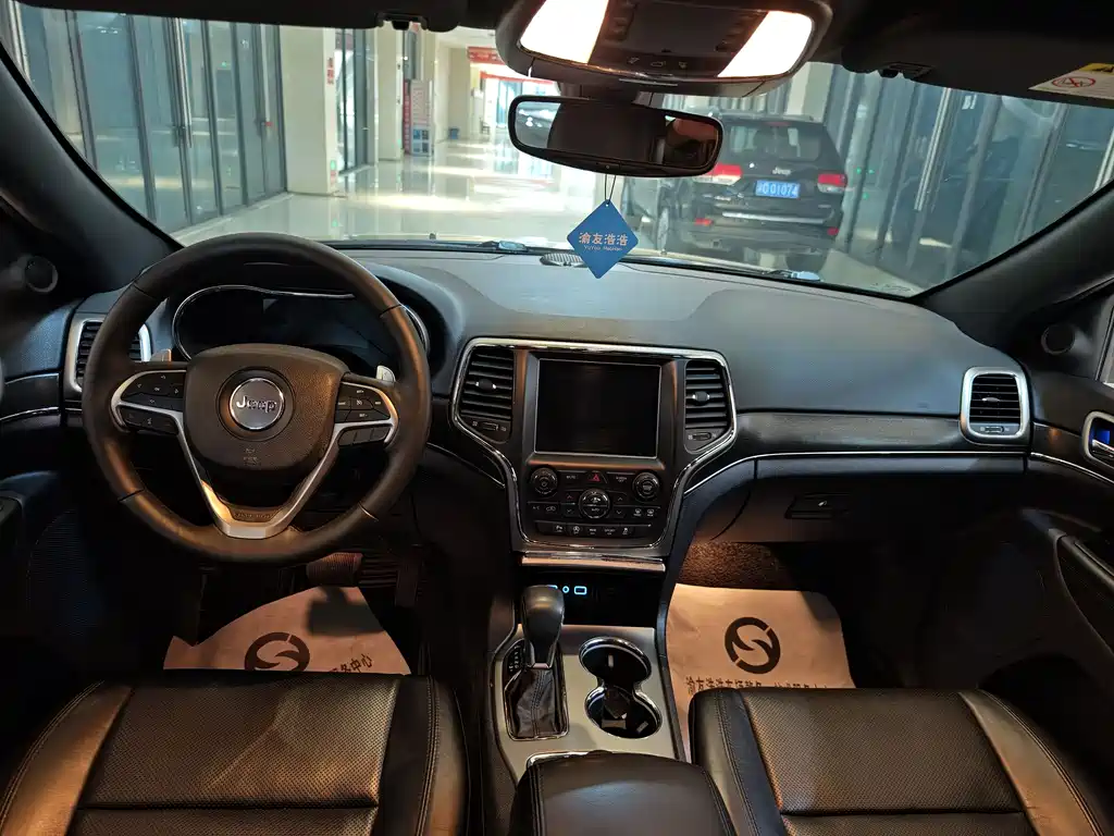 Jeep Grand Cherokee 2019 — фото 12
