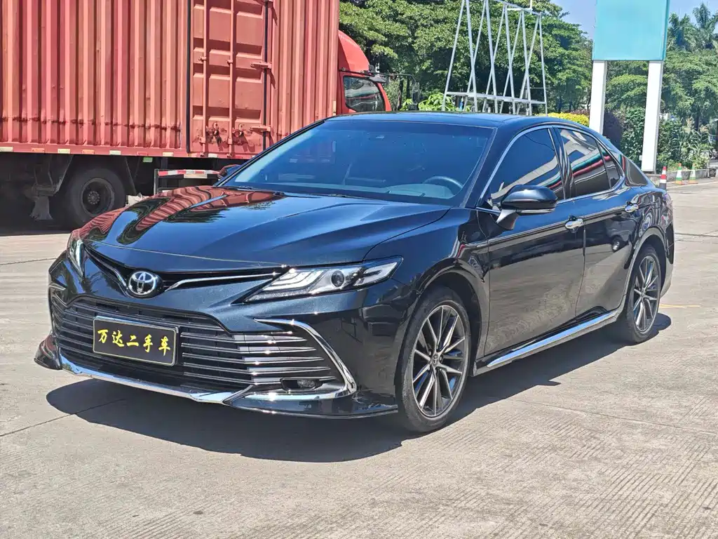 Toyota Camry 2023 — фото 1
