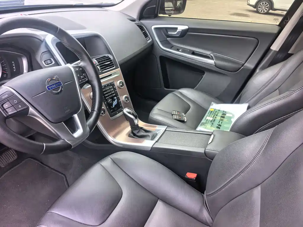 Volvo XC60 2017 — фото 19