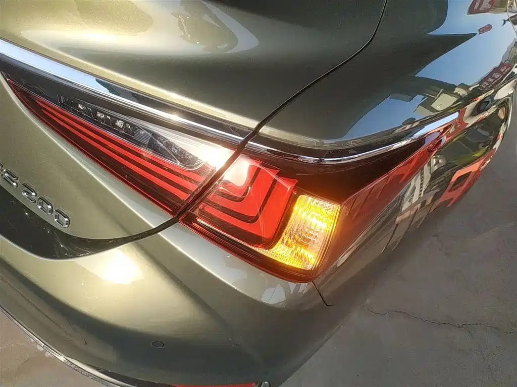 Lexus ES 2020 — фото 10