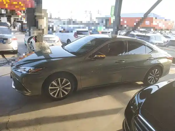 Lexus ES 2020