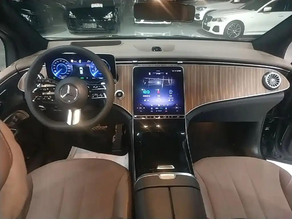 Mercedes-Benz EQE SUV 2024 — фото 10