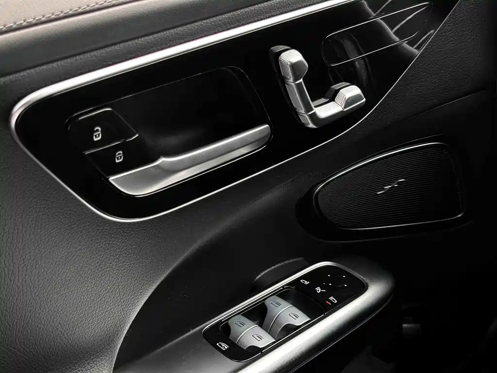 Mercedes-Benz C-Class 2024 — фото 12