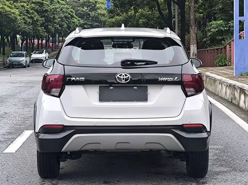 Toyota Yaris L 2022 — фото 6