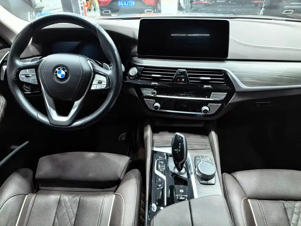 BMW 5 Series 2021 — фото 11