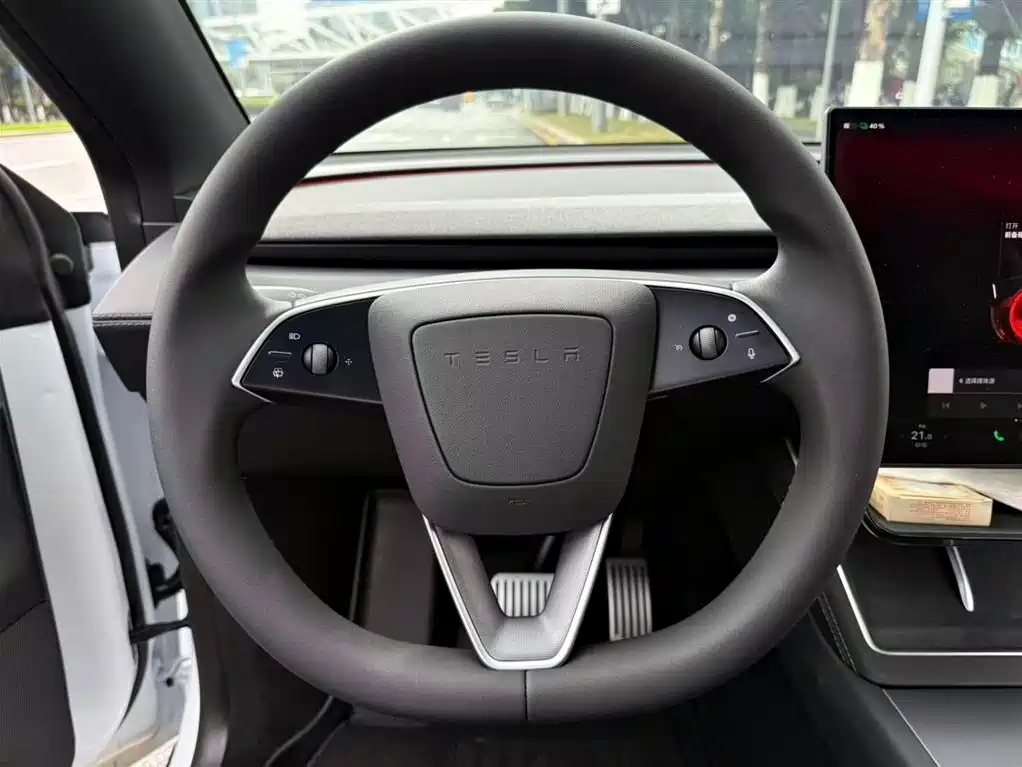 Tesla Model Y L 2025 — фото 8