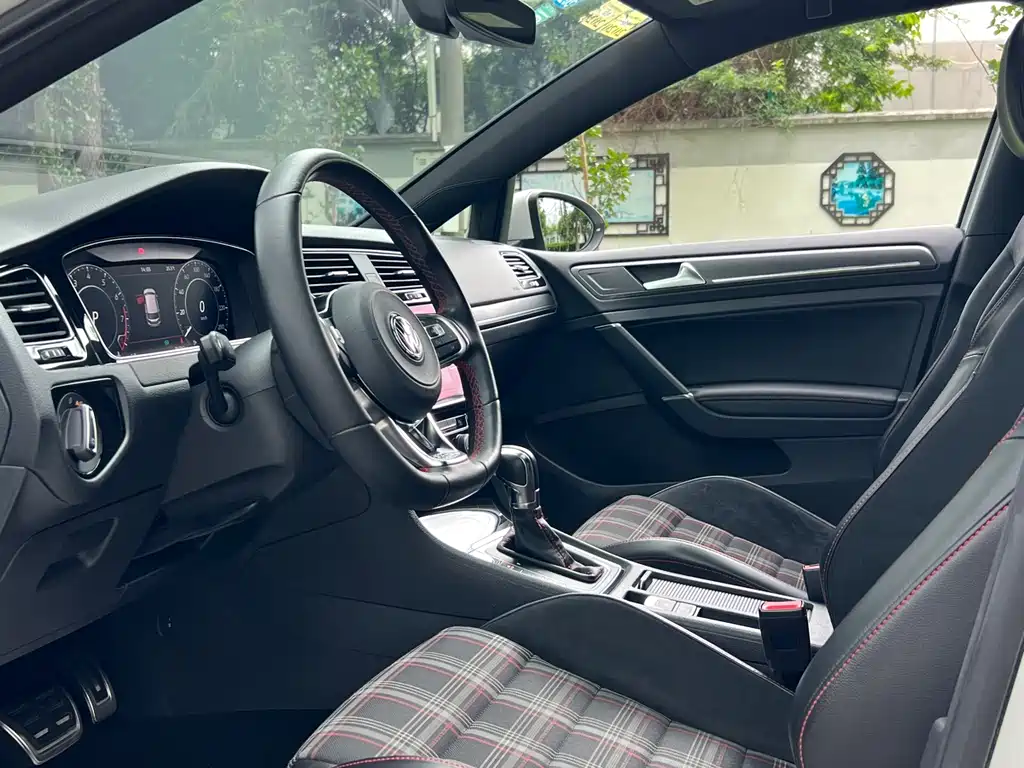 Volkswagen Golf GTI 2018 — фото 17