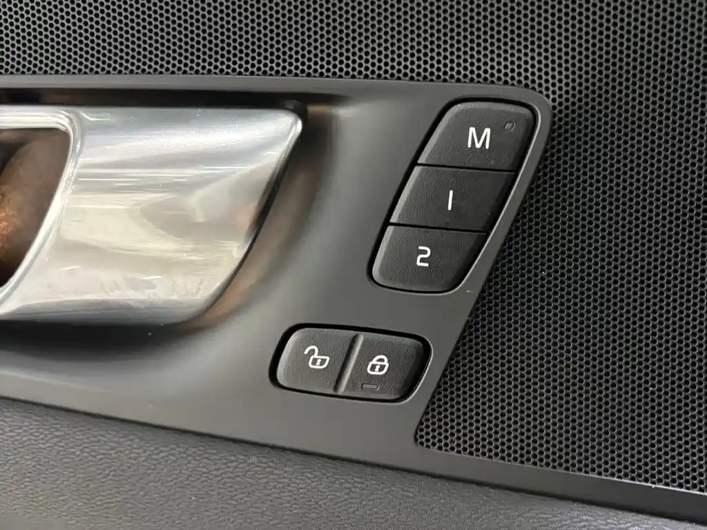 Volvo XC60 2022 — фото 11