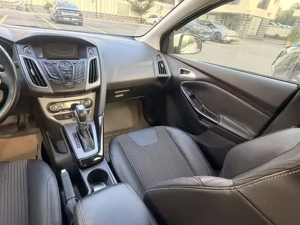 Ford Focus 2014 — фото 18