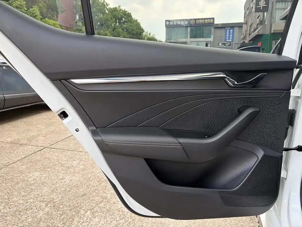 Skoda Octavia 2023 — фото 16
