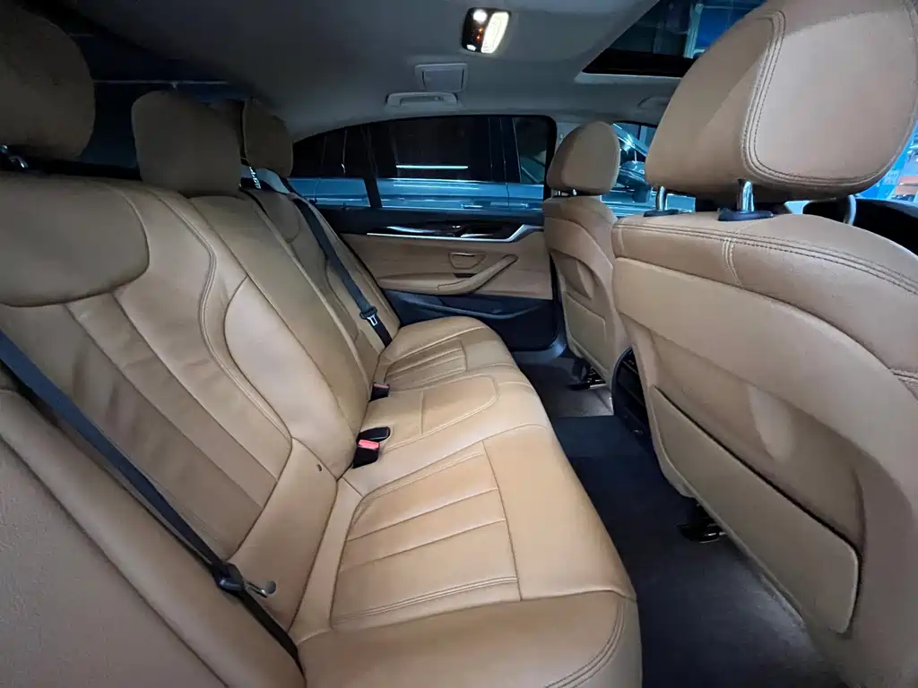 BMW 5 Series 2017 — фото 14