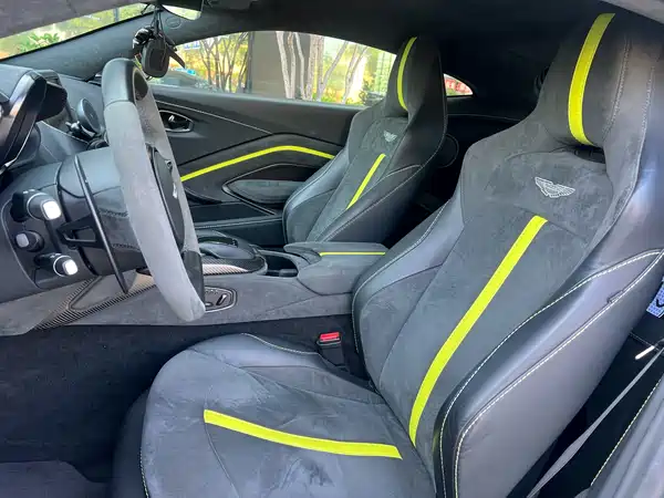 Aston Martin V8 Vantage 2022